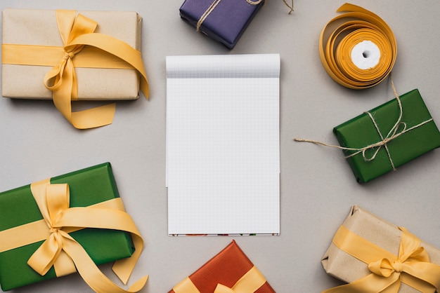 Plano de maqueta de cuaderno con regalos de navidad