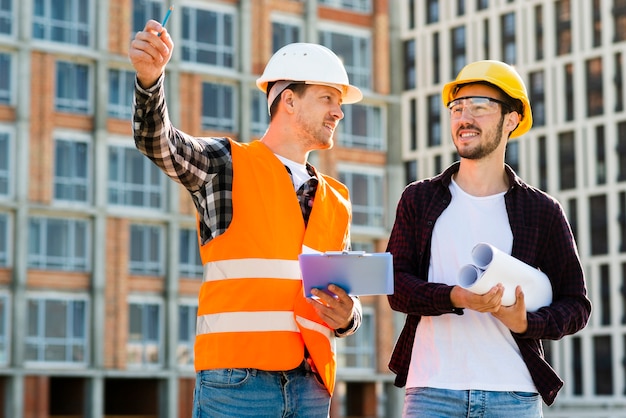 Plano mediano de ingeniero y arquitecto encargado de la construcción.