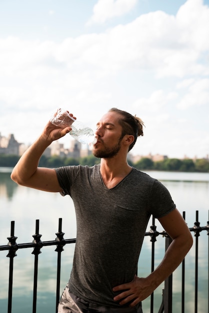 Foto gratuita plano medio del agua potable del corredor