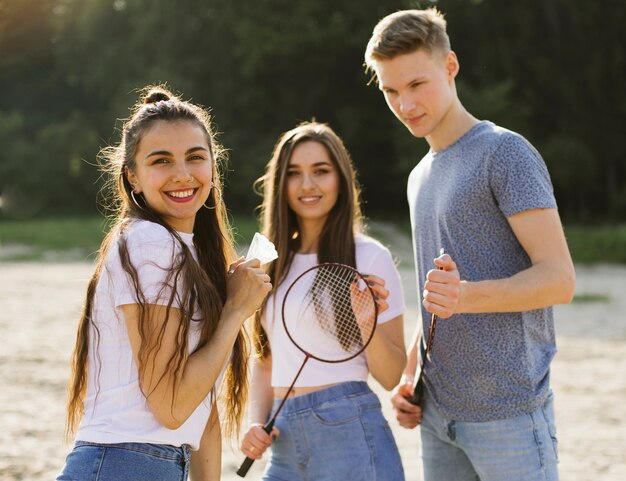 Foto gratuita plano medio amigos felices posando juntos