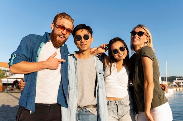 Foto gratuita plano medio amigos felices posando juntos