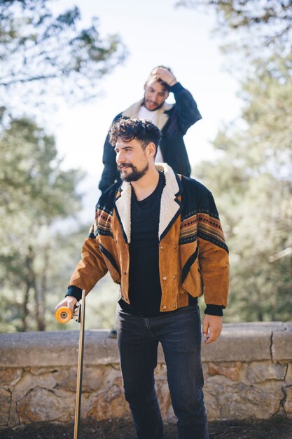 Plano medio de amigos con patineta