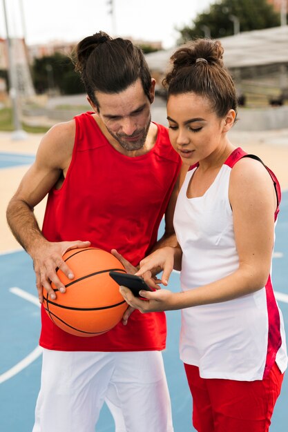 Plano medio de amigos con pelota de baloncesto