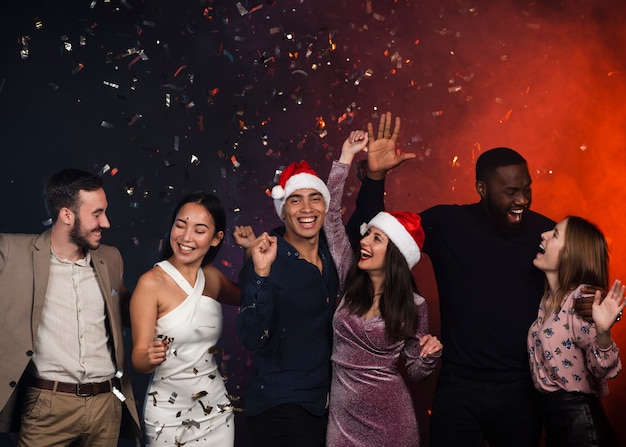 Plano medio de amigos posando en la fiesta de año nuevo