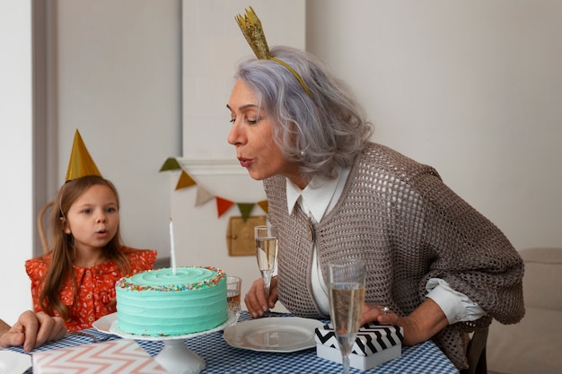 Foto gratuita plano medio anciana y niña celebrando cumpleaños