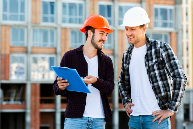 Plano medio del arquitecto e ingeniero que supervisa la construcción.