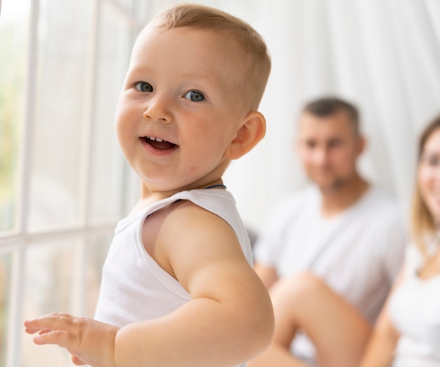 Plano medio bebé niño sonriendo