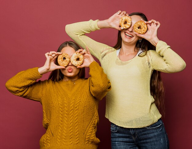 Plano medio chicas felices con donas