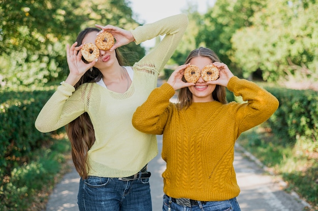 Plano medio chicas felices con donas