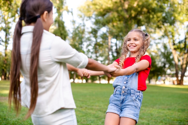 Plano medio de chicas en el parque