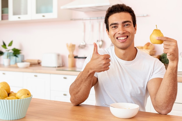 Plano medio chico feliz mostrando aprobación