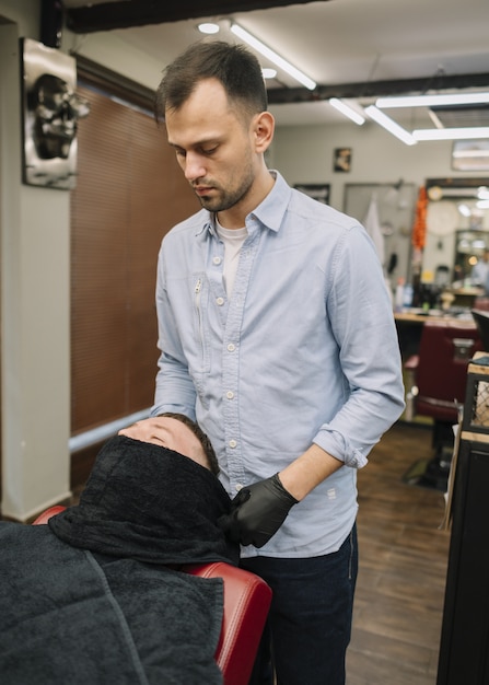 Plano medio del concepto de barbería