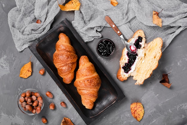 Plano medio de croissants y mermelada.