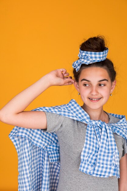 Plano medio elegante niña sonriente