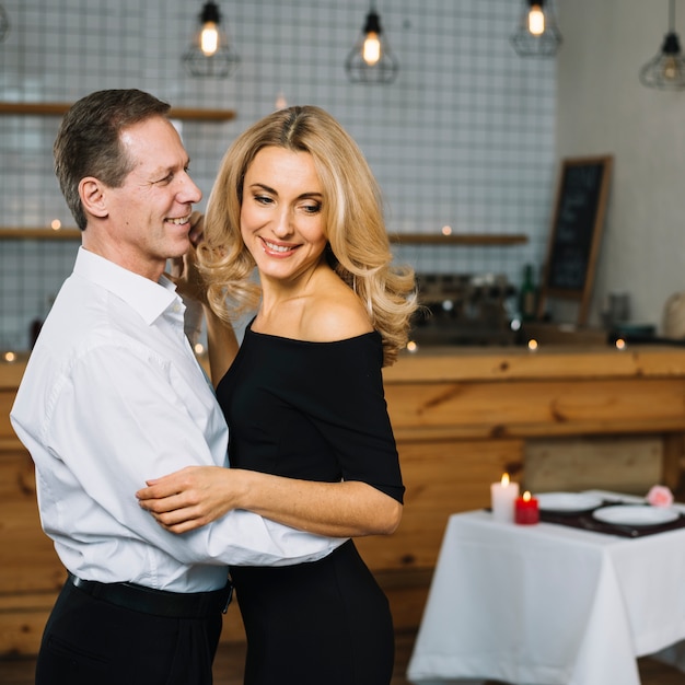 Plano medio de la encantadora pareja bailando