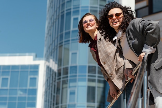 Foto gratuita plano medio de estilo de vida de ciudad de amigos sonrientes