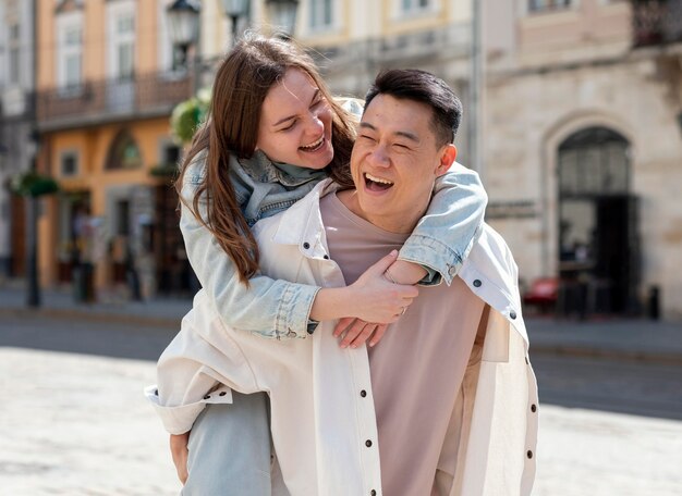 Plano medio de estilo de vida de pareja feliz al aire libre