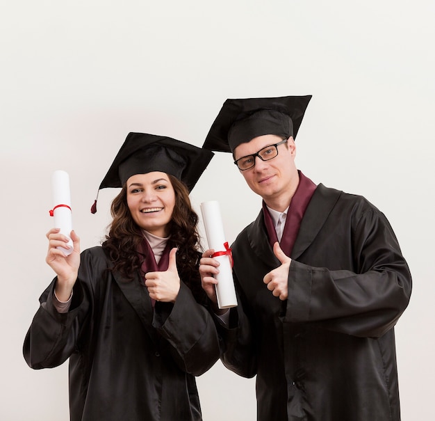 Plano medio estudiantes graduados felices