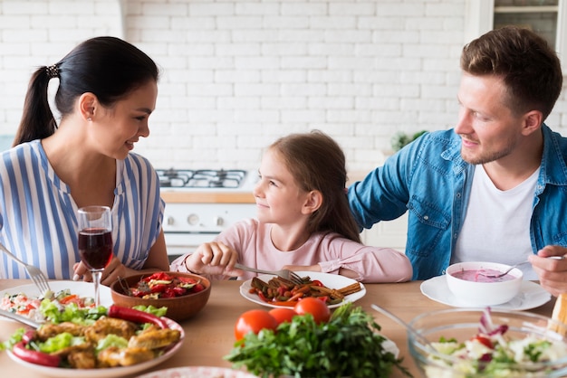 Plano medio familia feliz en casa