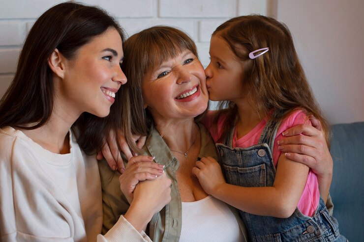 Foto gratuito plano medio familia feliz en casa