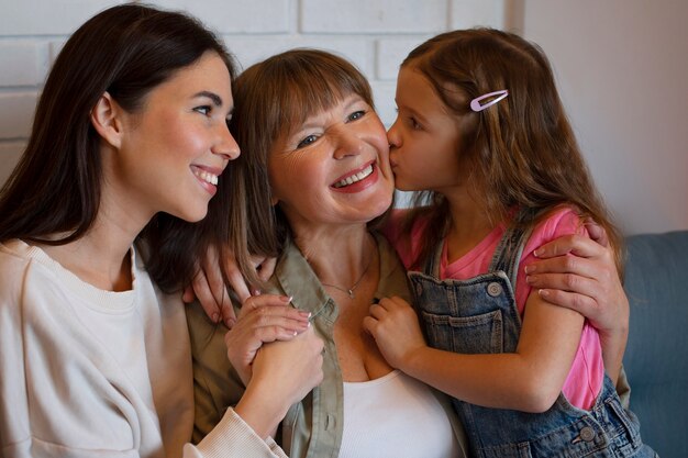 Plano medio familia feliz en casa