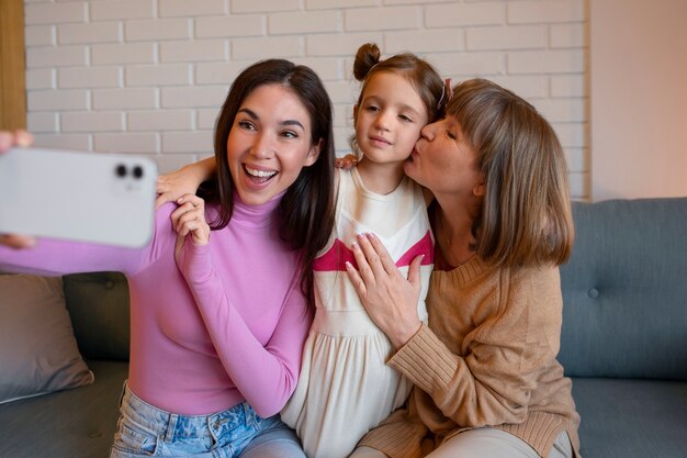 Plano medio familia feliz en casa