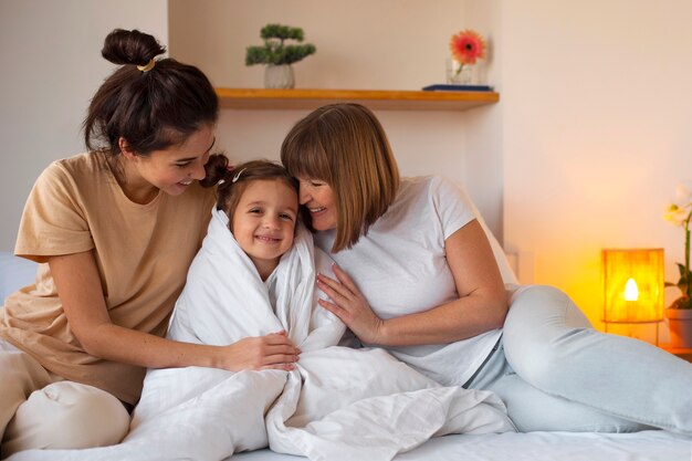 Plano medio familia feliz en casa