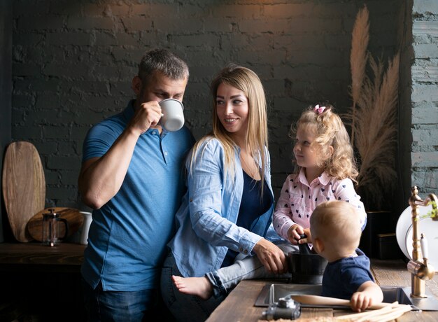 Plano medio familia feliz en la cocina