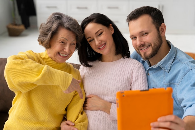 Foto gratuita plano medio familia feliz esperando bebé