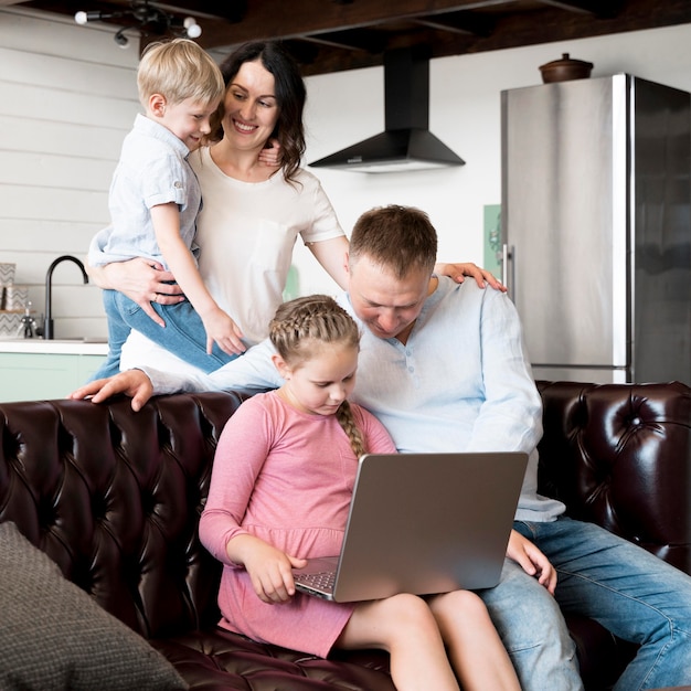 Foto gratuita plano medio familia feliz en el interior