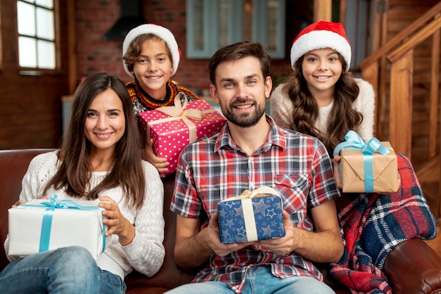 Foto gratuita plano medio familia feliz posando juntos