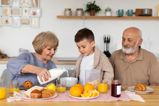 Plano medio familia feliz sentados juntos