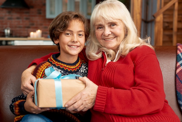 Plano medio feliz abuela con nieto