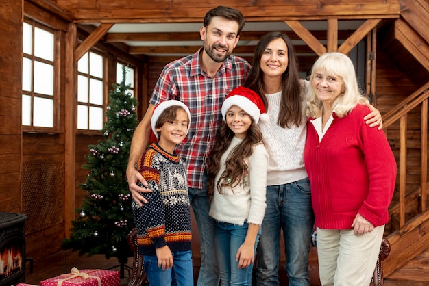 Plano medio feliz abuela con nietos