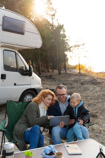 Plano medio feliz familia nómada al aire libre