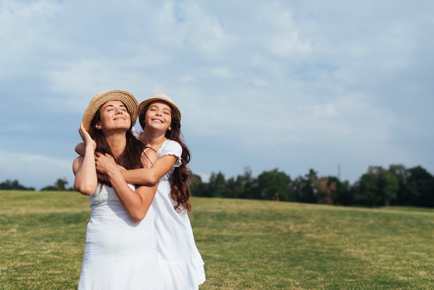 Plano medio feliz madre e hija