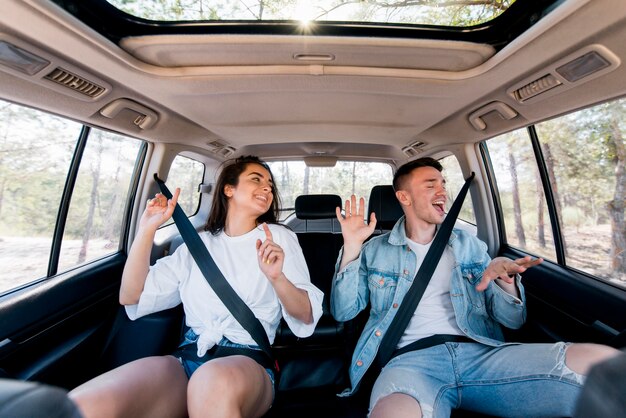 Plano medio feliz pareja divirtiéndose