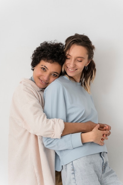 Plano medio feliz pareja de lesbianas