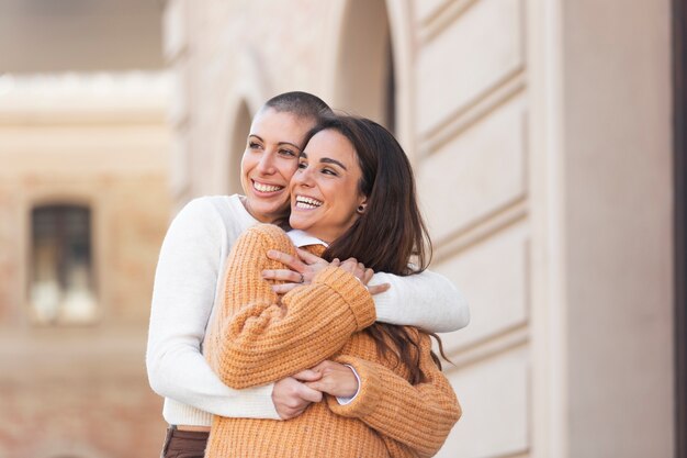 Plano medio feliz pareja de lesbianas