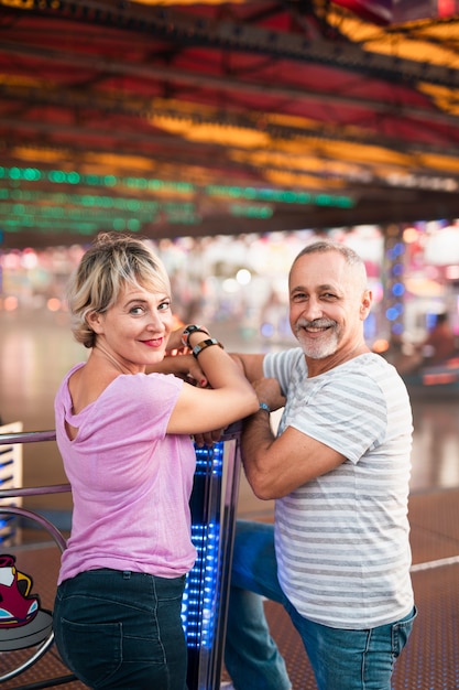 Plano medio, feliz, pareja, posar