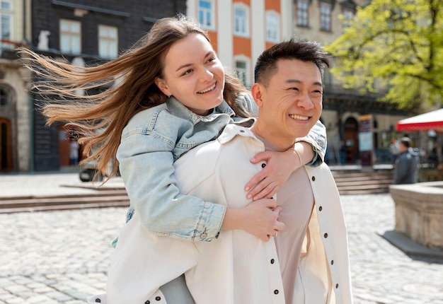 Plano medio feliz pareja romántica