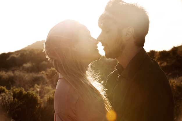 Plano medio feliz pareja romántica