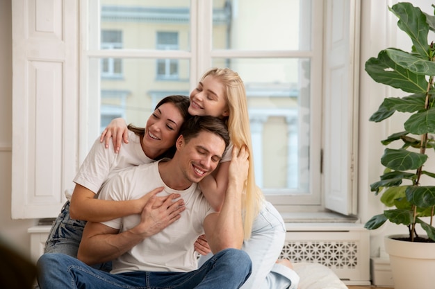 Plano medio feliz tríada poliamorosa