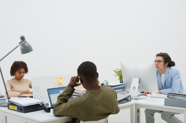 Foto gratuita plano medio gente aburrida trabajando