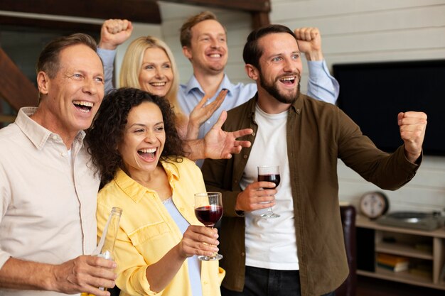 Plano medio, gente emocionada con vino.