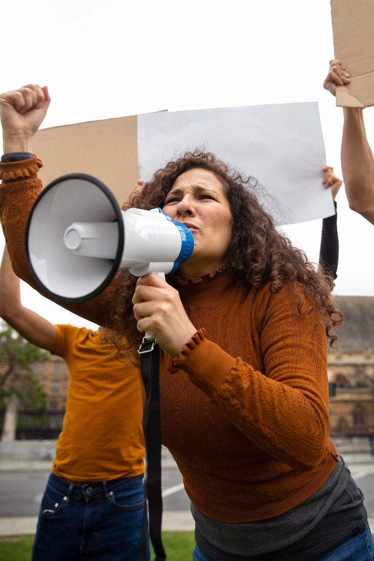 Foto gratuito plano medio gente enojada en protesta