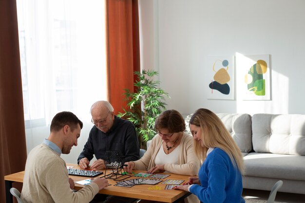 Foto gratuita plano medio gente feliz jugando bingo