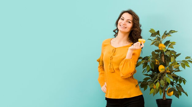 Plano medio de hermosa mujer con espacio de copia