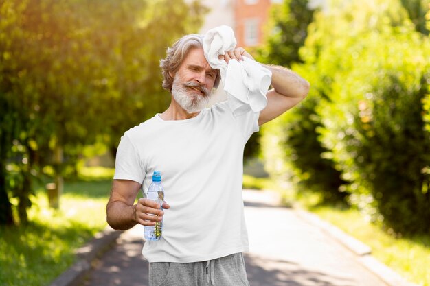 Plano medio hombre cansado al aire libre