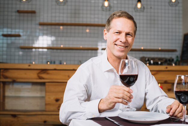 Foto gratuita plano medio del hombre durante la cena.